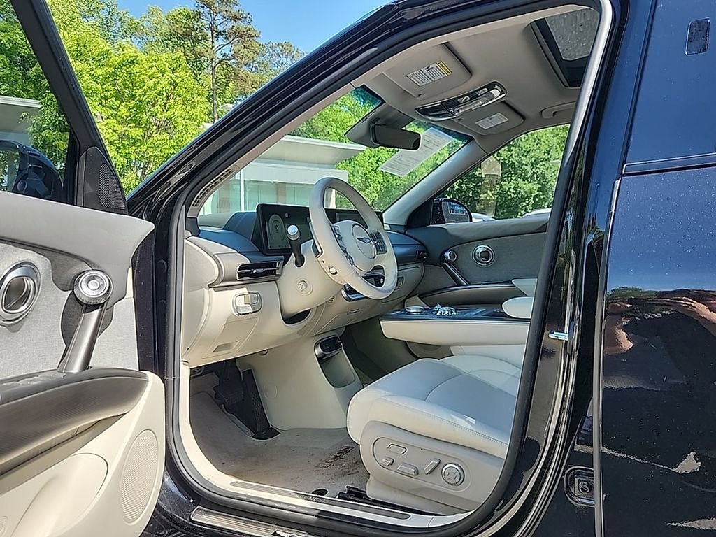 Used 2024 Genesis GV60 RWD image 5