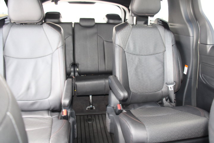 Certified 2025 Toyota Sienna Limited image 23