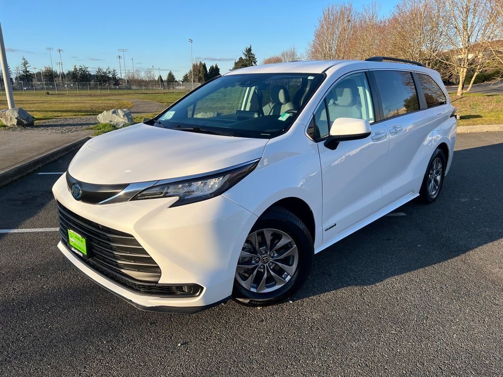 Used 2021 Toyota Sienna LE image 1