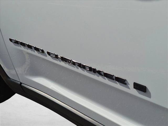 Used 2023 Jeep Grand Cherokee Altitude AWD/4WD image 10