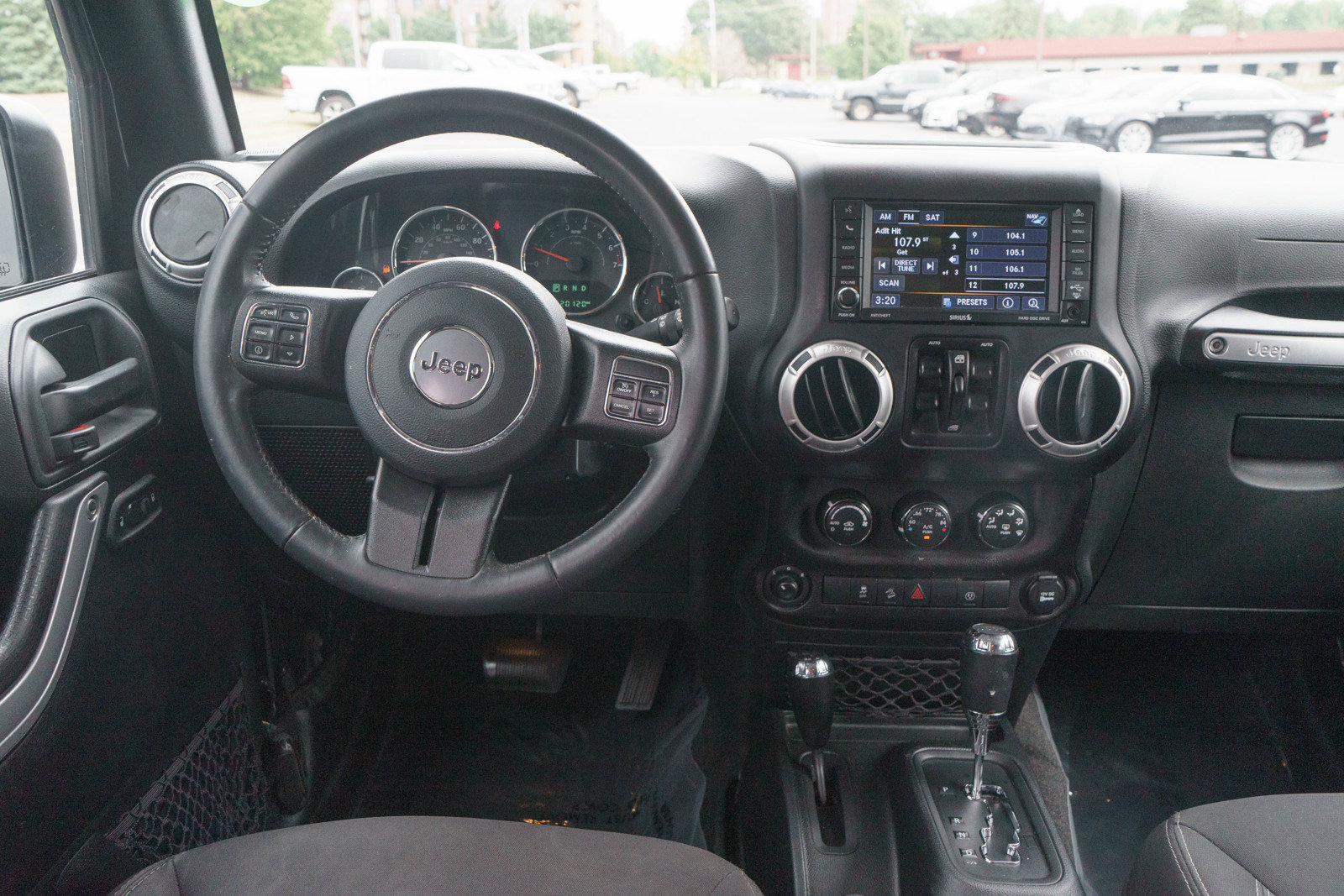 Used 2018 Jeep Wrangler Unlimited Sahara w/ Connectivity Group AWD/4WD image 13
