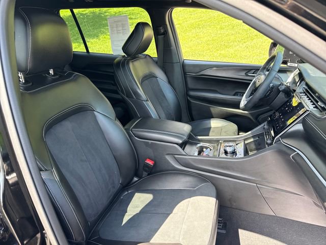 Used 2024 Jeep Grand Cherokee L Altitude AWD/4WD image 13
