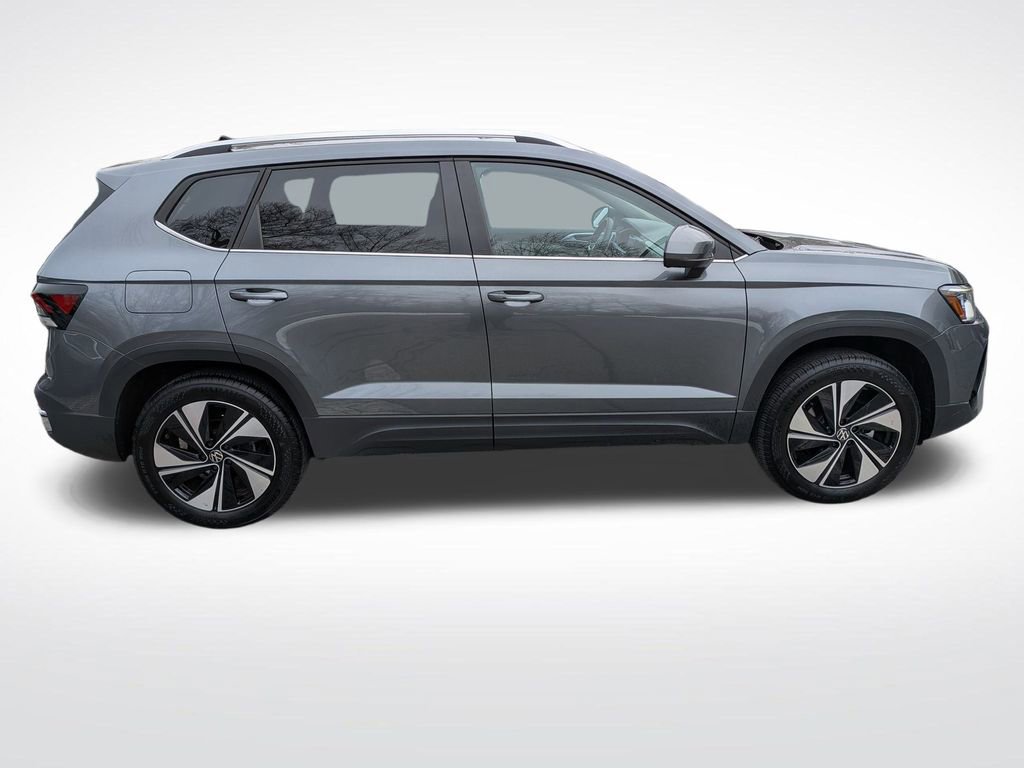 Used 2025 Volkswagen Taos SE w/ Panoramic Sunroof Package image 7