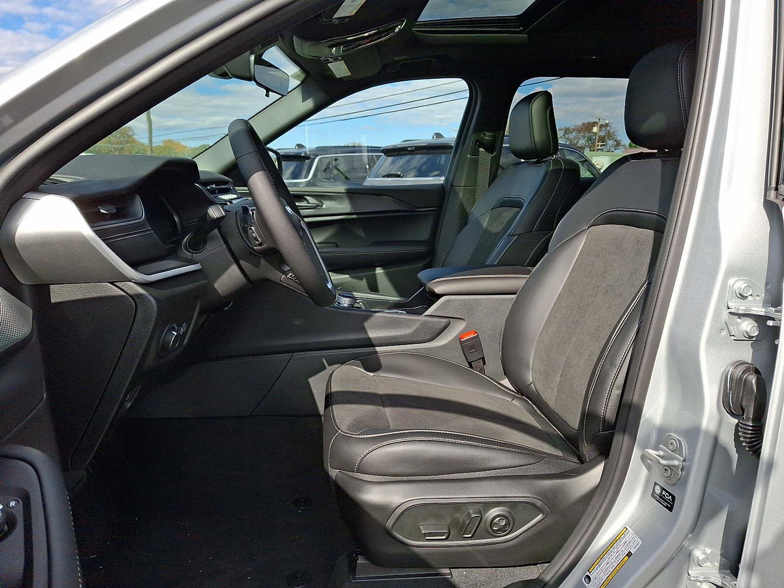 New 2025 Jeep Grand Cherokee L Altitude image 9