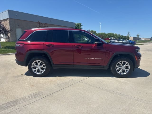 Used 2023 Jeep Grand Cherokee Limited w/ Luxury Tech Group II AWD/4WD image 39