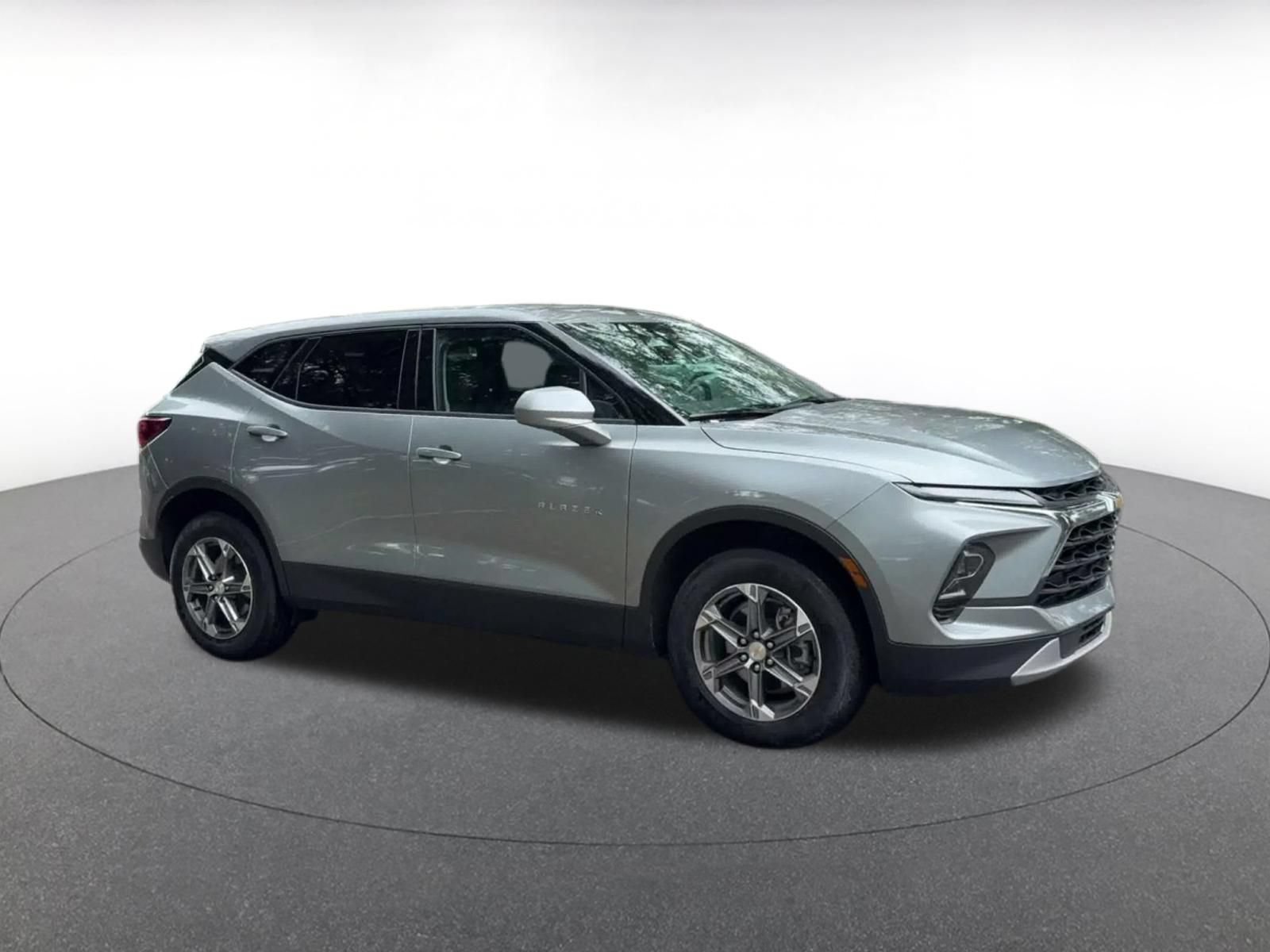 Used 2026 Chevrolet Blazer LT FWD image 2