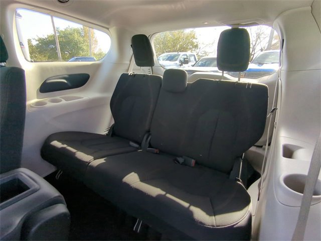 Used 2018 Chrysler Pacifica Touring w/ Tire & Wheel Group image 16