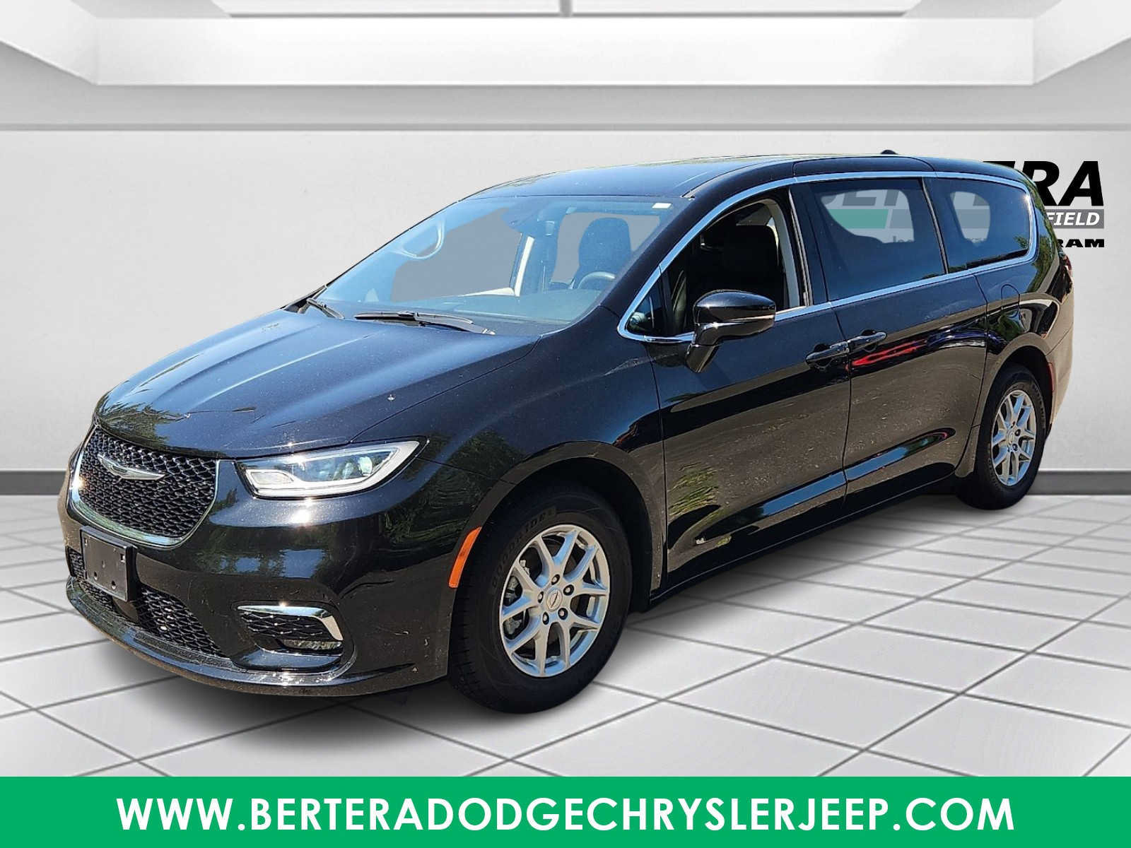 Used 2024 Chrysler Pacifica Touring-L FWD image 3