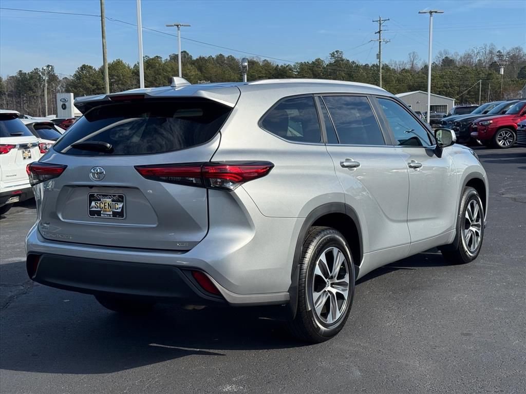 Used 2023 Toyota Highlander XLE image 3