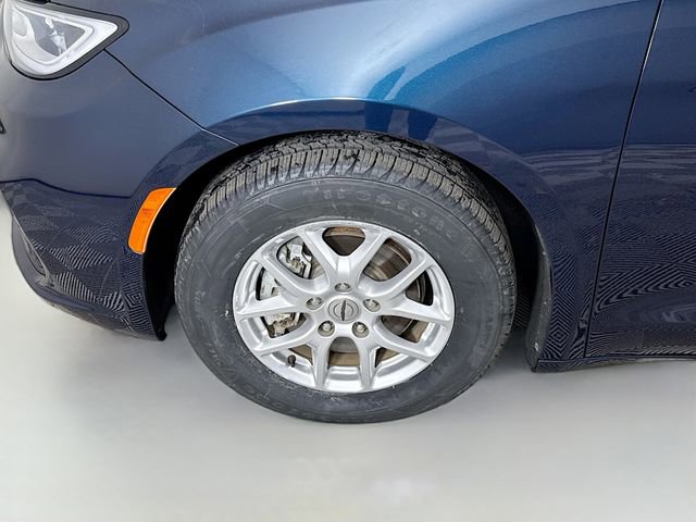 Used 2023 Chrysler Pacifica Touring-L image 31