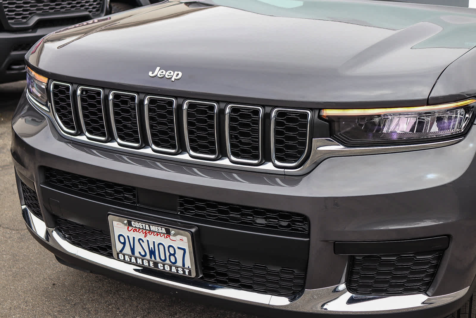 Used 2025 Jeep Grand Cherokee L Laredo RWD image 8