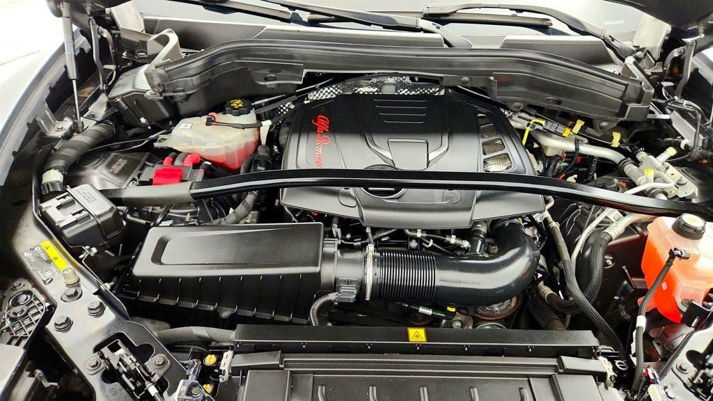 Used 2022 Alfa Romeo Stelvio Veloce AWD/4WD image 28