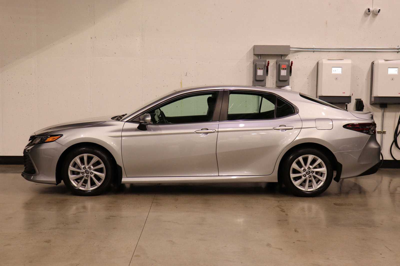 Used 2022 Toyota Camry LE image 2