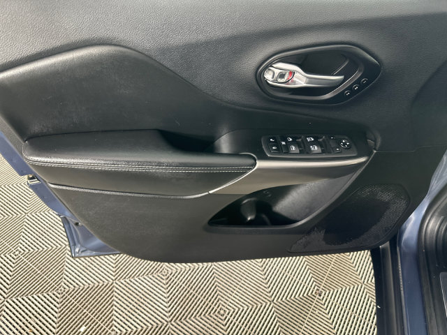 Used 2019 Jeep Cherokee Limited AWD/4WD image 6