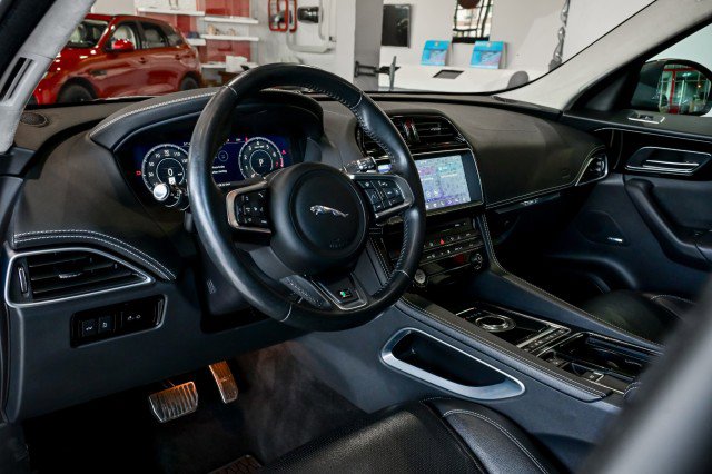 Used 2019 Jaguar F-PACE R-Sport image 13