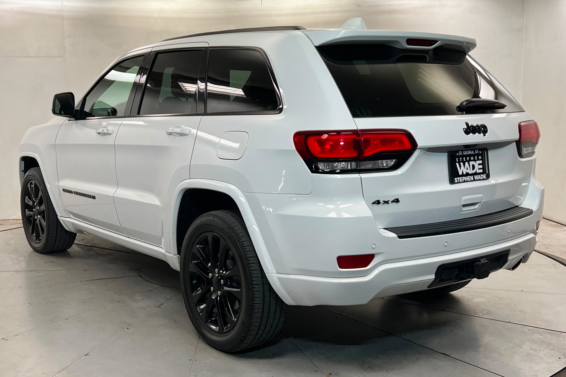 Certified 2022 Jeep Grand Cherokee Laredo X AWD/4WD image 3
