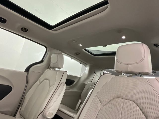 Used 2020 Chrysler Pacifica Limited FWD image 17