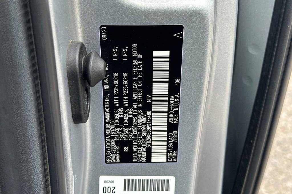 Used 2023 Toyota Sienna Limited image 30