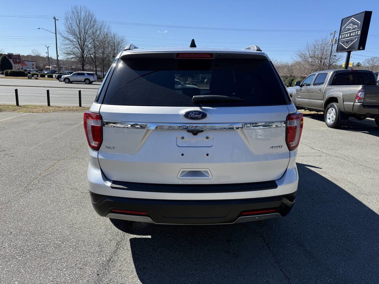 Used 2019 Ford Explorer XLT image 6