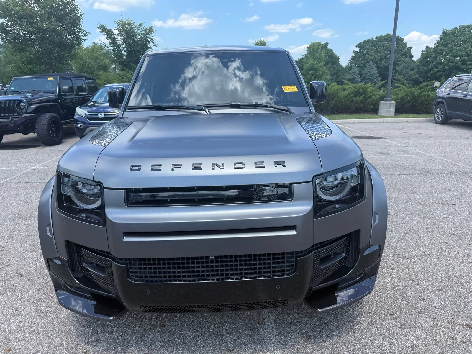 Used 2025 Land Rover Defender 110 X-Dynamic SE AWD/4WD image 2