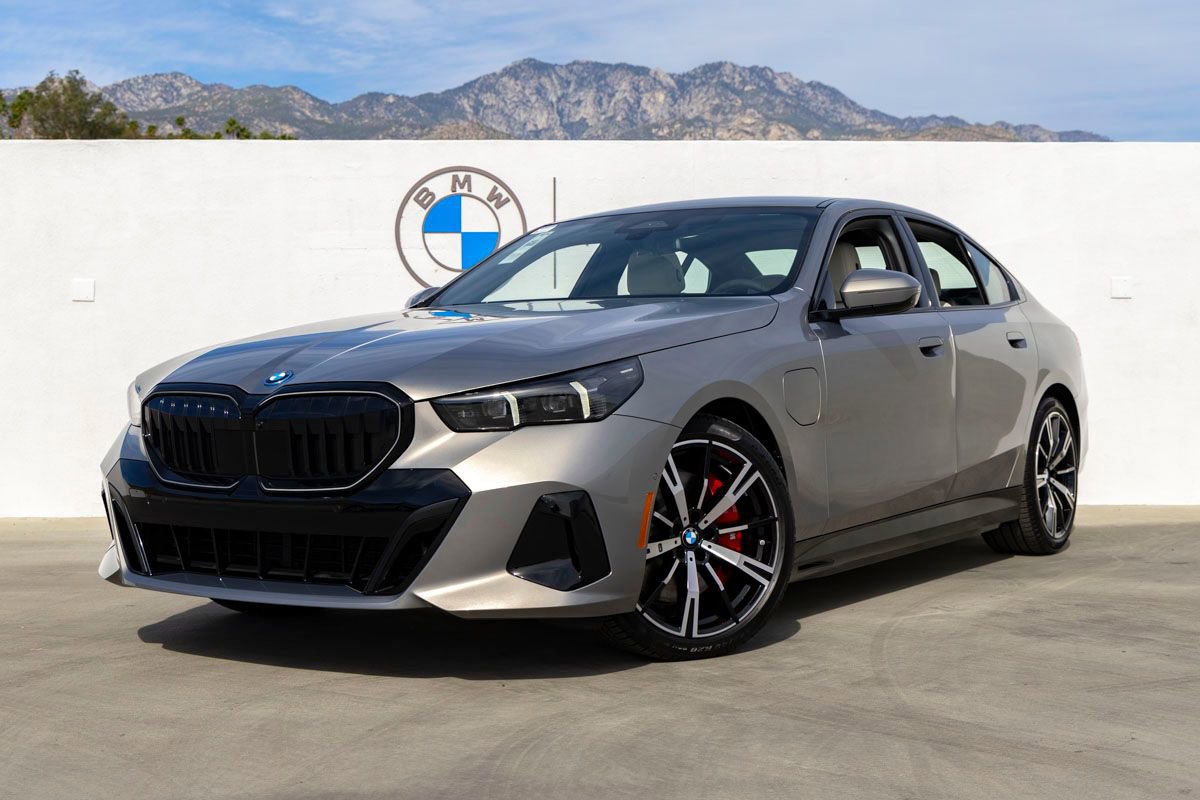 New 2026 BMW 550e xDrive w/ Premium Package AWD/4WD image 9