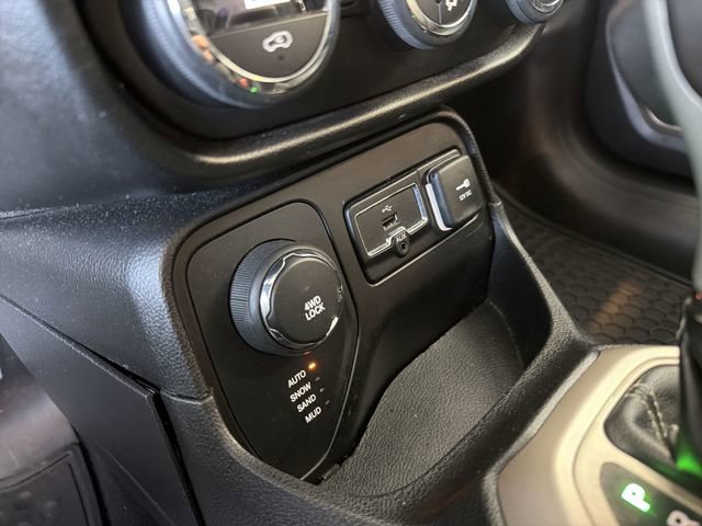 Used 2017 Jeep Renegade Limited image 26