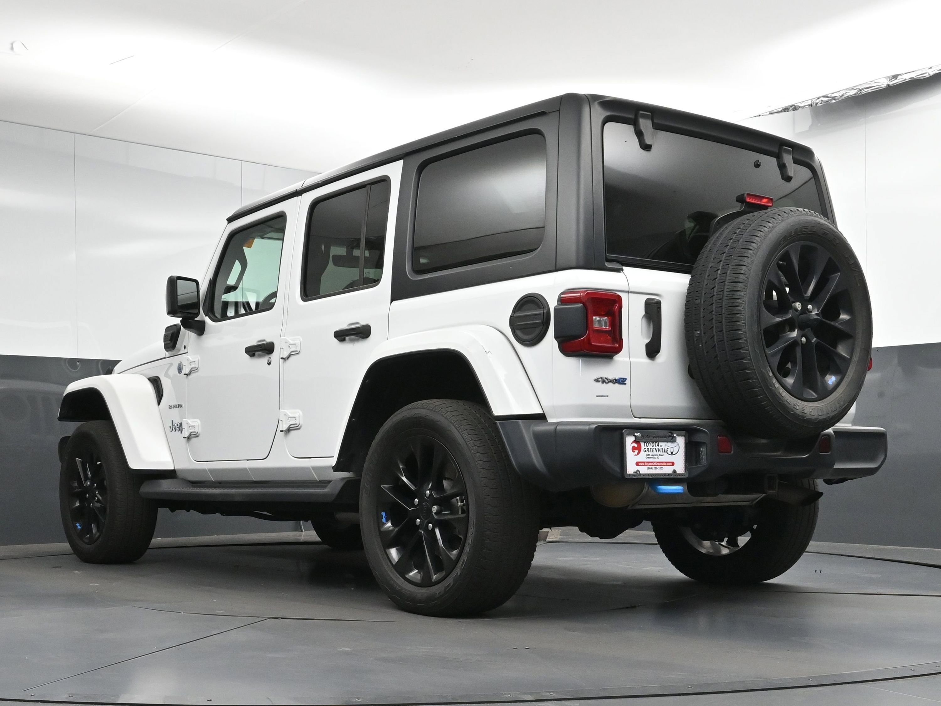 Used 2022 Jeep Wrangler Unlimited Sahara w/ Cold Weather Group image 28