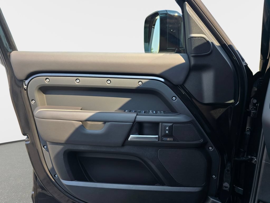 New 2026 Land Rover Defender 130 X-Dynamic SE AWD/4WD image 28