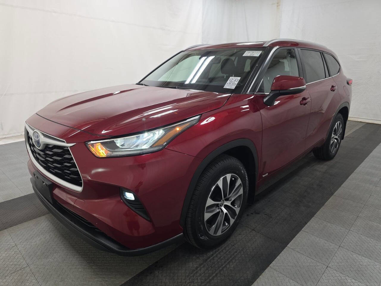 Used 2023 Toyota Highlander XLE image 1