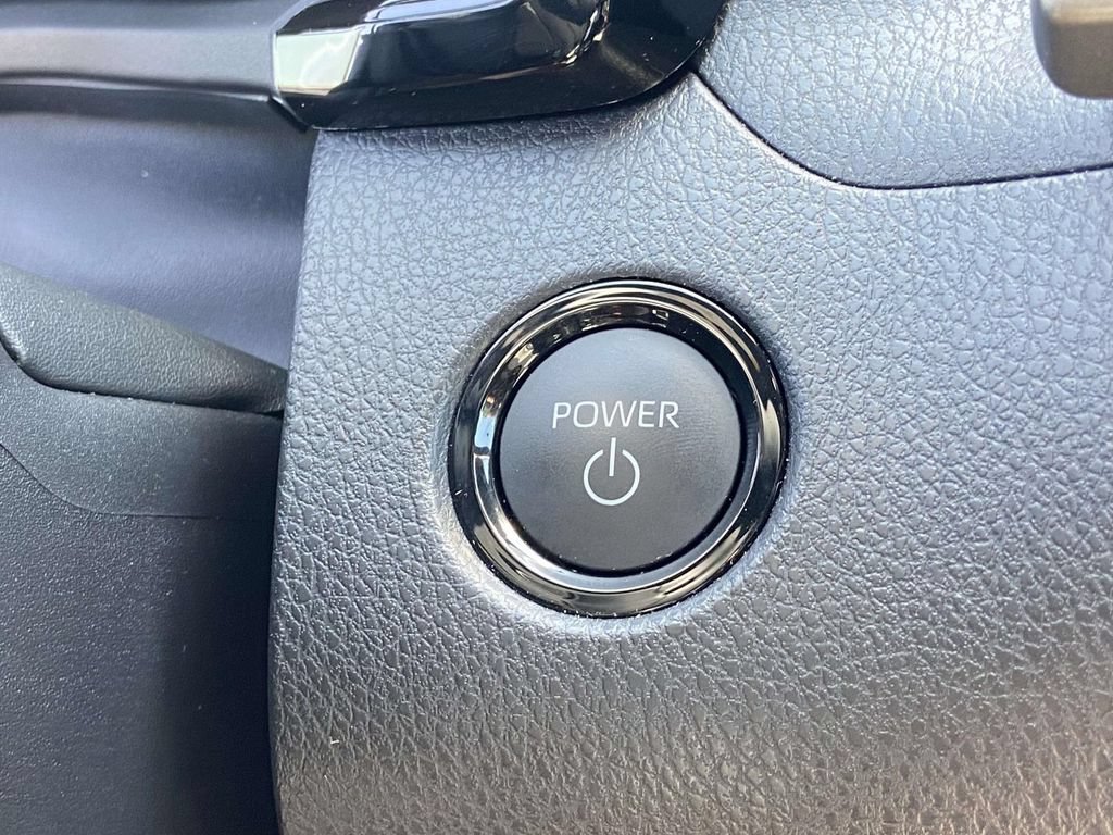Used 2025 Toyota Camry SE FWD image 30