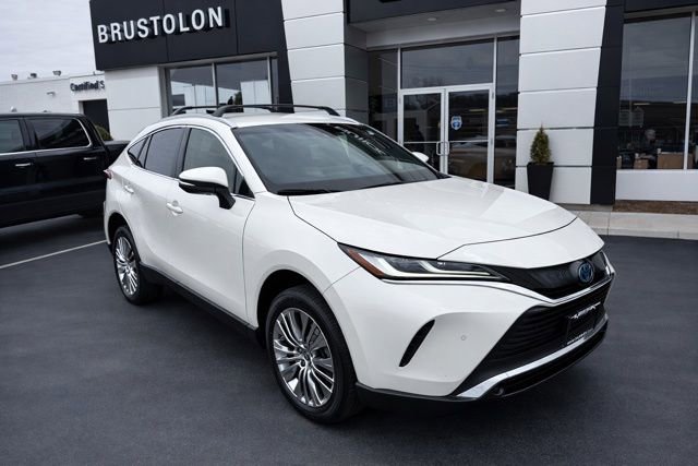 Used 2022 Toyota Venza XLE video 2