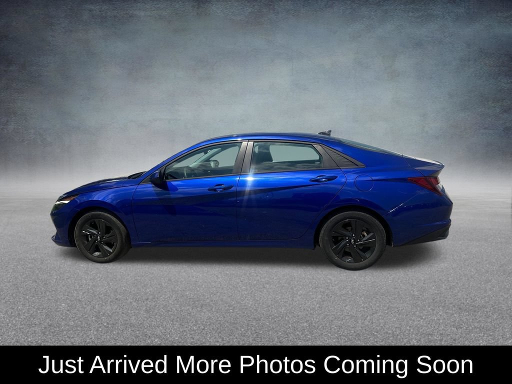 Used 2023 Hyundai Elantra SEL w/ Cargo Package FWD image 2