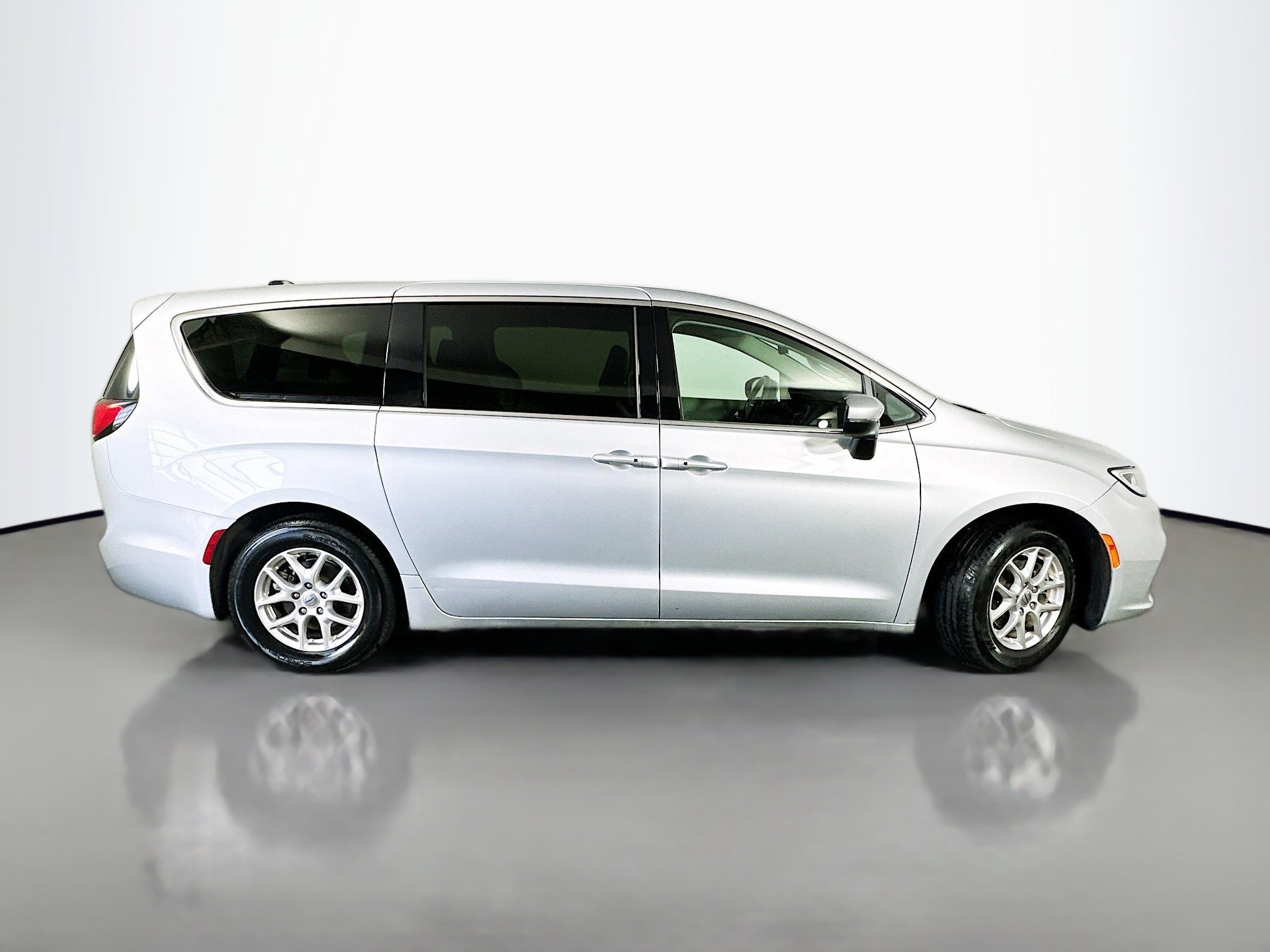 Used 2023 Chrysler Pacifica Touring-L image 8