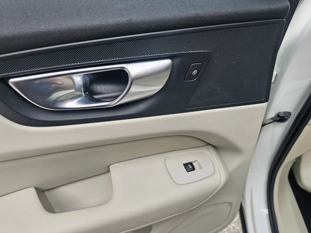 Used 2021 Volvo XC60 T5 Momentum image 15