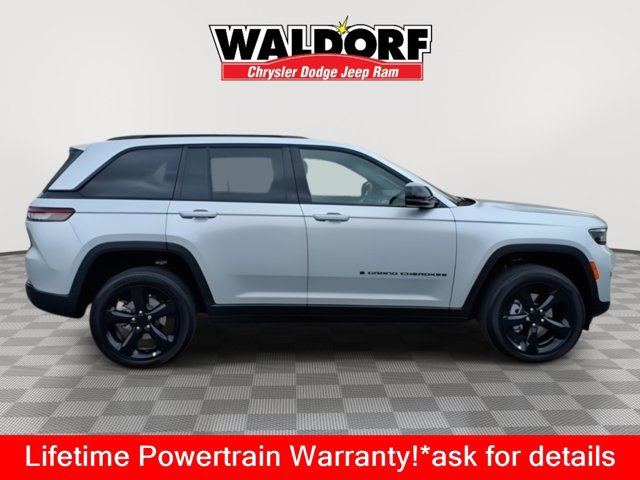 New 2025 Jeep Grand Cherokee 4WD image 2