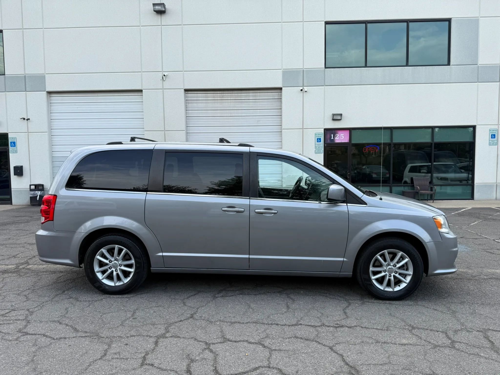 Used 2018 Dodge Grand Caravan SXT FWD image 2