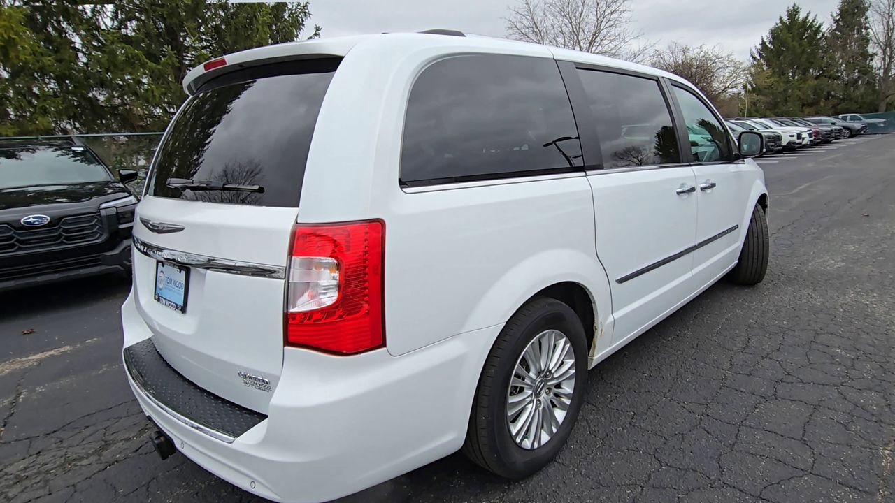 Used 2014 Chrysler Town & Country Limited w/ Luxury Group FWD image 8