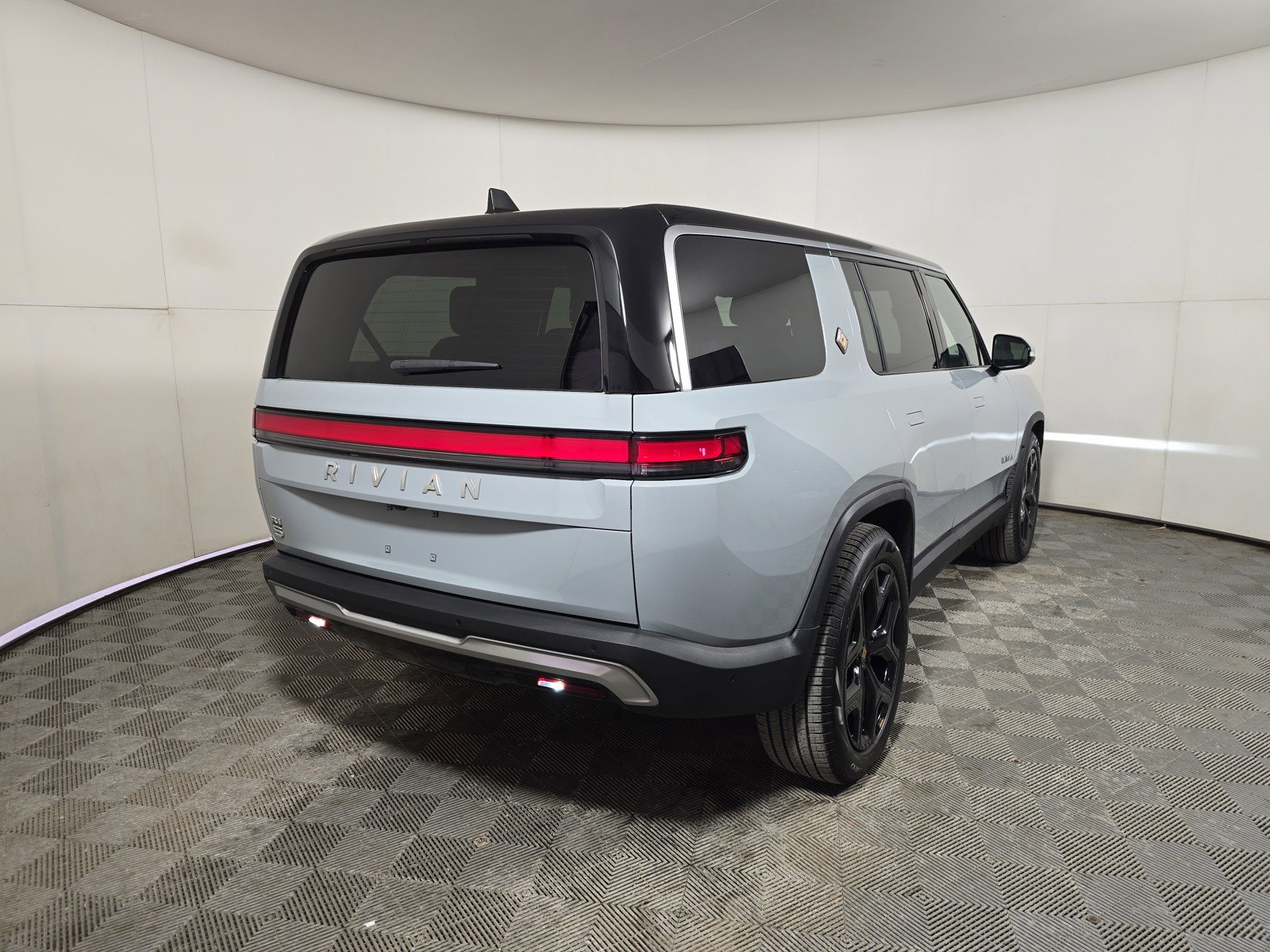 Used 2024 Rivian R1S Adventure image 5