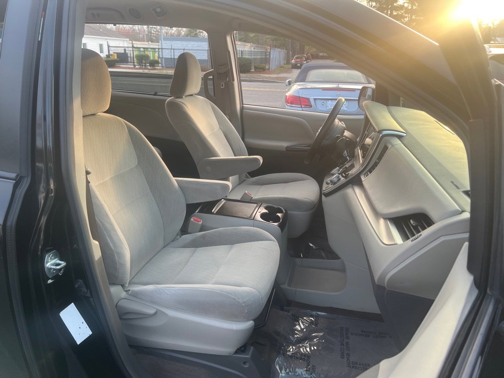 Used 2017 Toyota Sienna LE w/ Protection Package image 15
