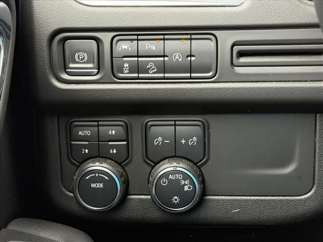 Used 2023 Chevrolet Suburban Premier image 21