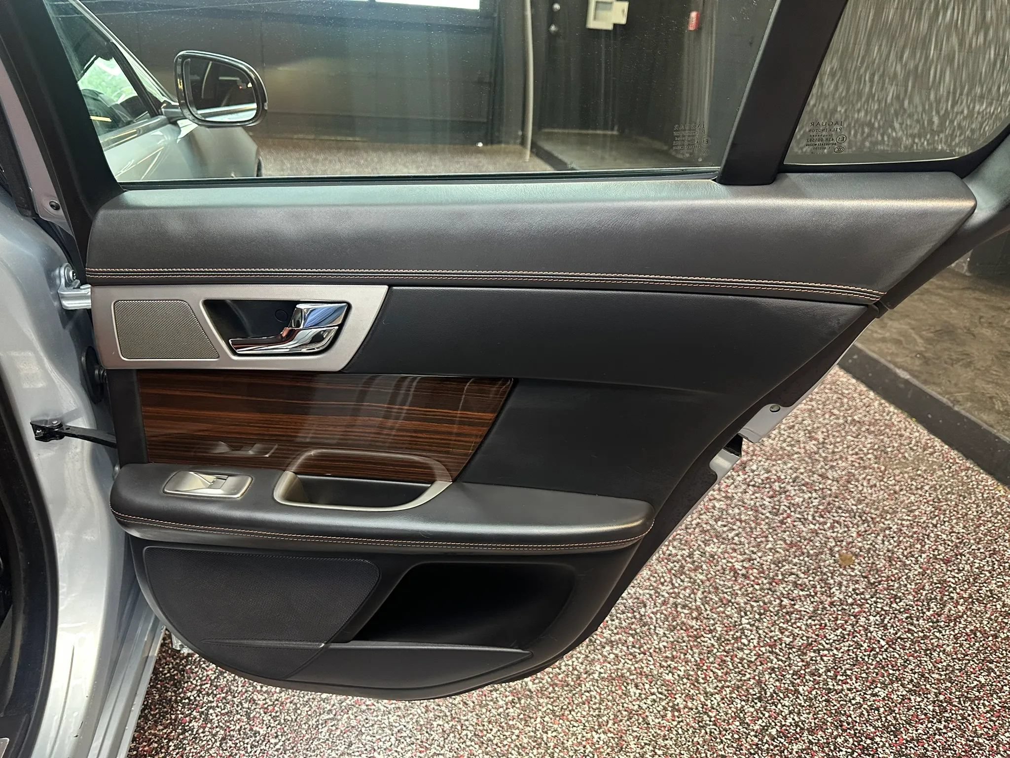 Used 2011 Jaguar XF Premium RWD image 25
