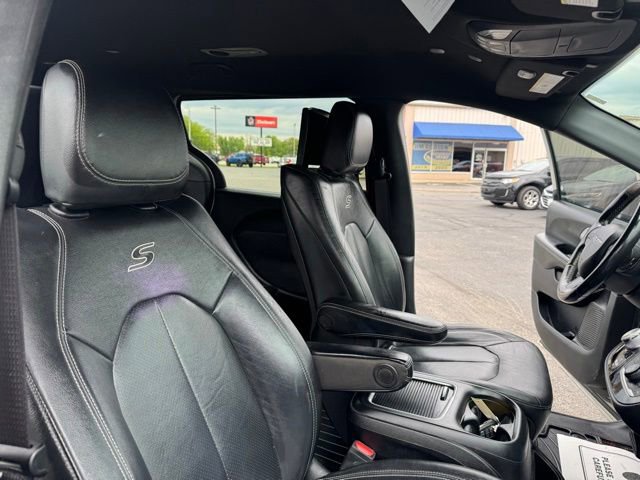 Used 2020 Chrysler Pacifica Touring-L Plus w/ Advanced Safetytec Group FWD image 31