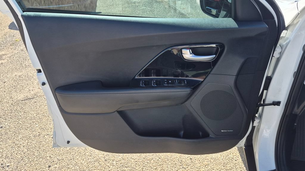 Used 2022 Kia Niro Touring Special Edition FWD image 11