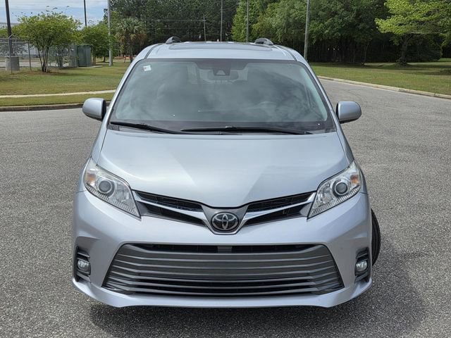 Used 2020 Toyota Sienna XLE image 2