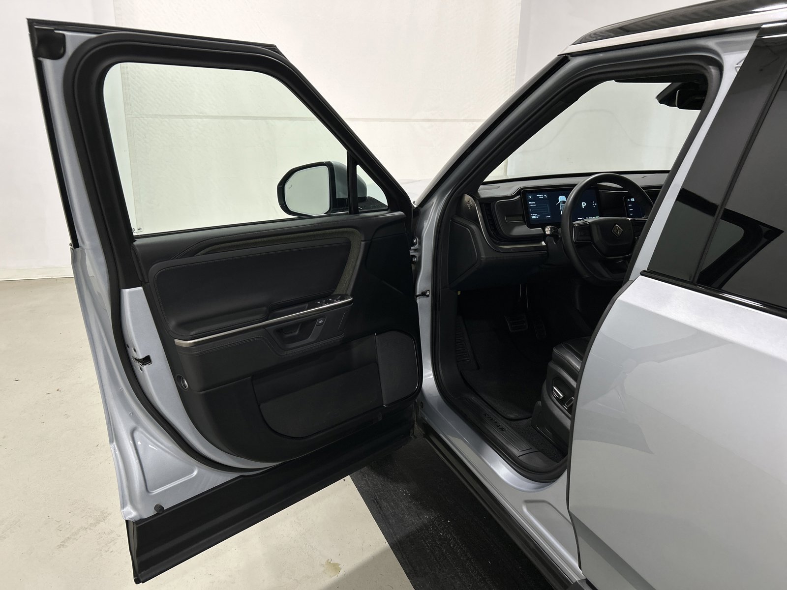 Used 2025 Rivian R1S Adventure AWD/4WD image 16