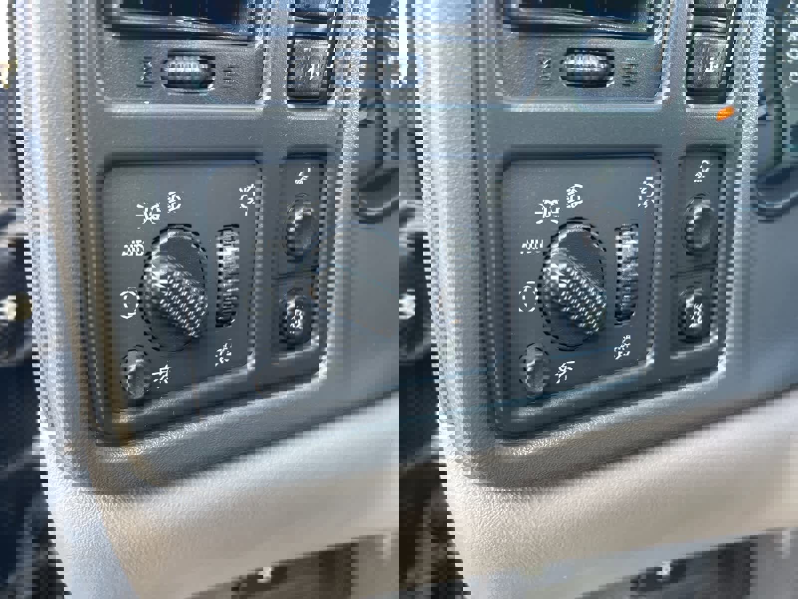 Used 2005 Chevrolet Avalanche Z71 w/ Sun And Sound Package image 44