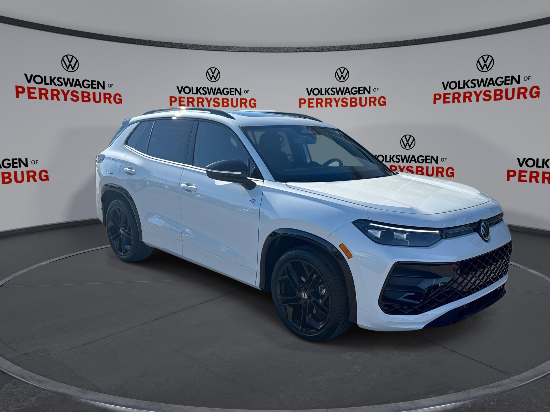 New 2026 Volkswagen Tiguan SE R-Line image 2