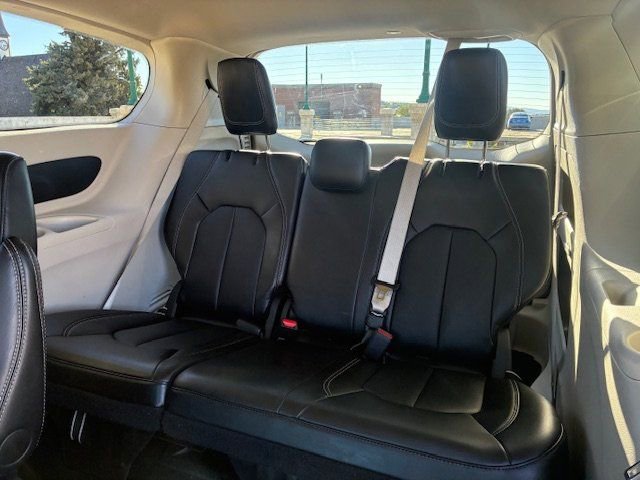 Used 2024 Chrysler Pacifica Touring-L image 19
