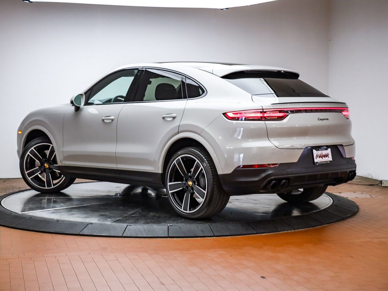 Certified 2022 Porsche Cayenne Platinum Edition AWD/4WD image 3