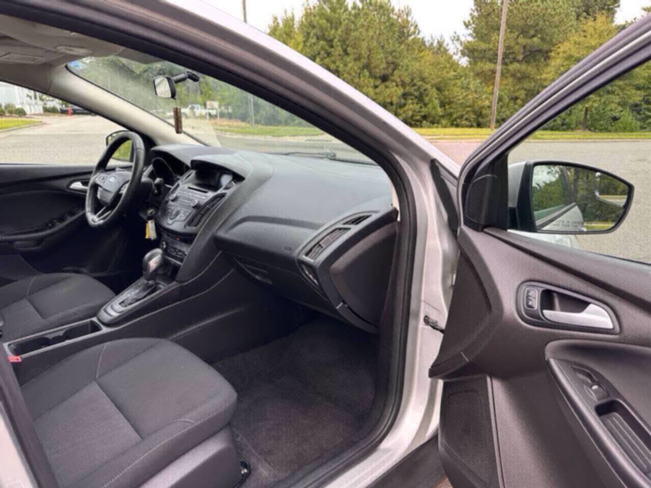 Used 2017 Ford Focus SE w/ Cold Weather Package image 12